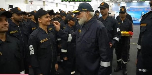 火配资 莫迪登上航母, 宣称“印军让巴基斯坦屈服”